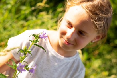 Naturkind und Waldpädagogik - Kennenlernen von Wiesenblumen und Kräutern