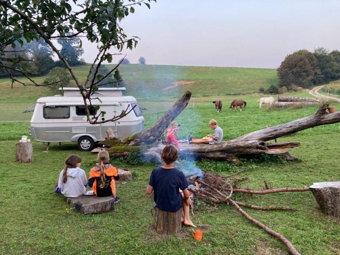 Übernachten am LAgerfeuer bei Pferden